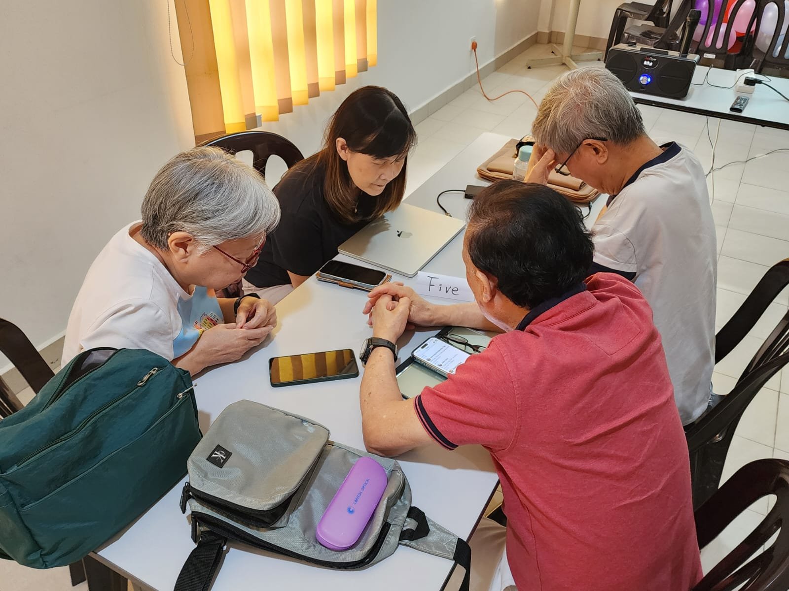 Group Prayer 小组祷告